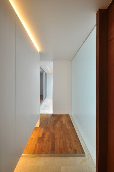 UM-HOUSE, 門一級建築士事務所 門一級建築士事務所 Modern corridor, hallway & stairs