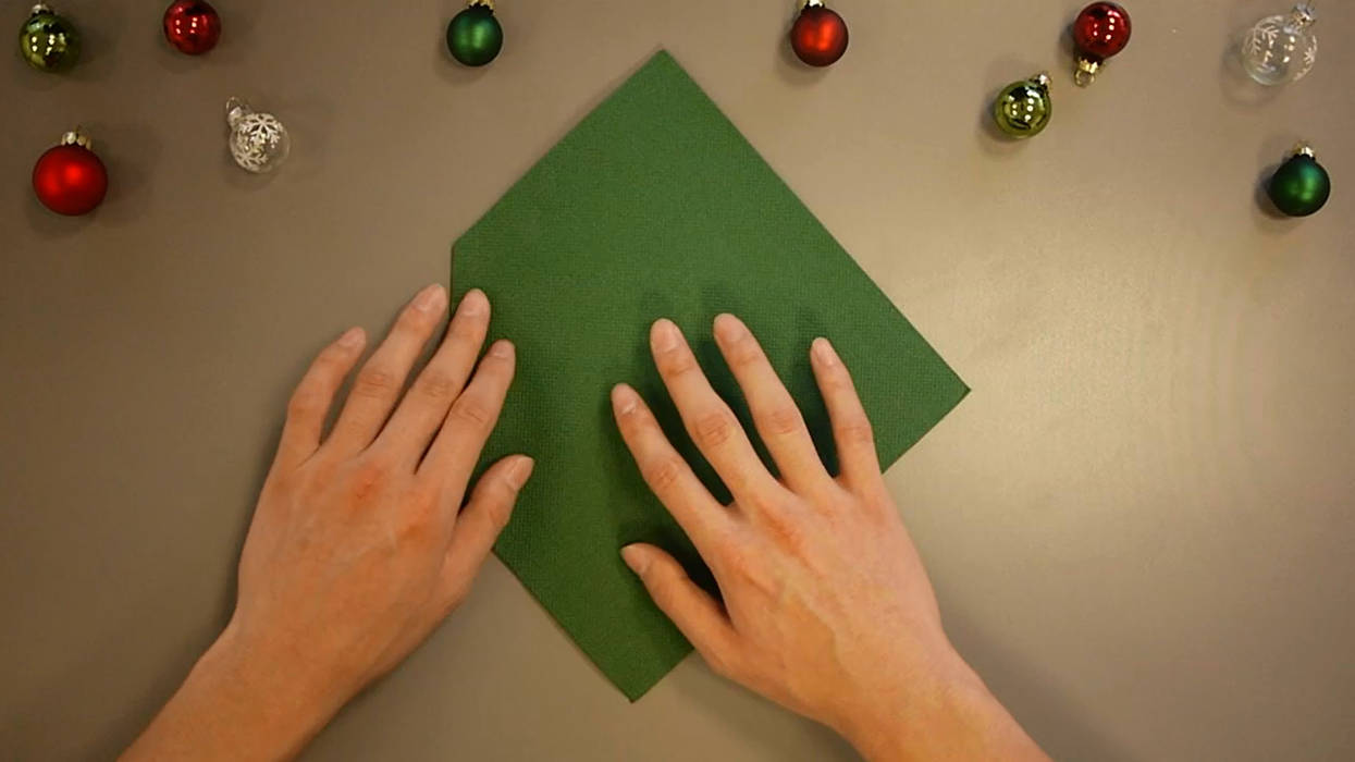 Christmas Tree Napkin Folding DIY Step 6 homify Minimalist dining room Paper Accessories & decoration