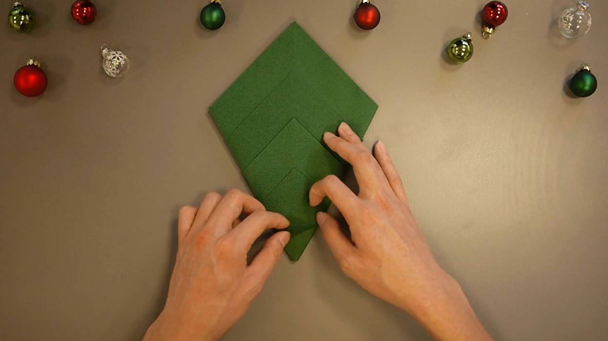Christmas Tree Napkin Folding DIY Step 13 homify Minimalist dining room Paper Accessories & decoration