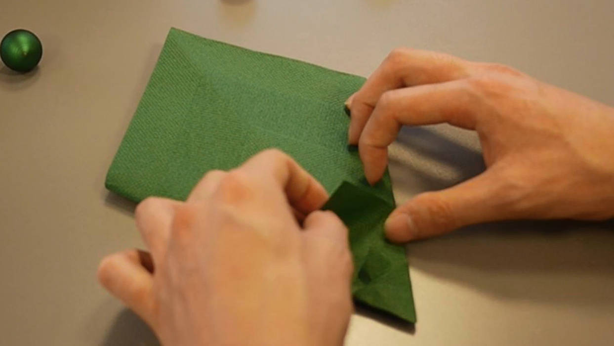 Christmas Tree Napkin Folding DIY Step 15 homify Minimalist dining room Paper Accessories & decoration