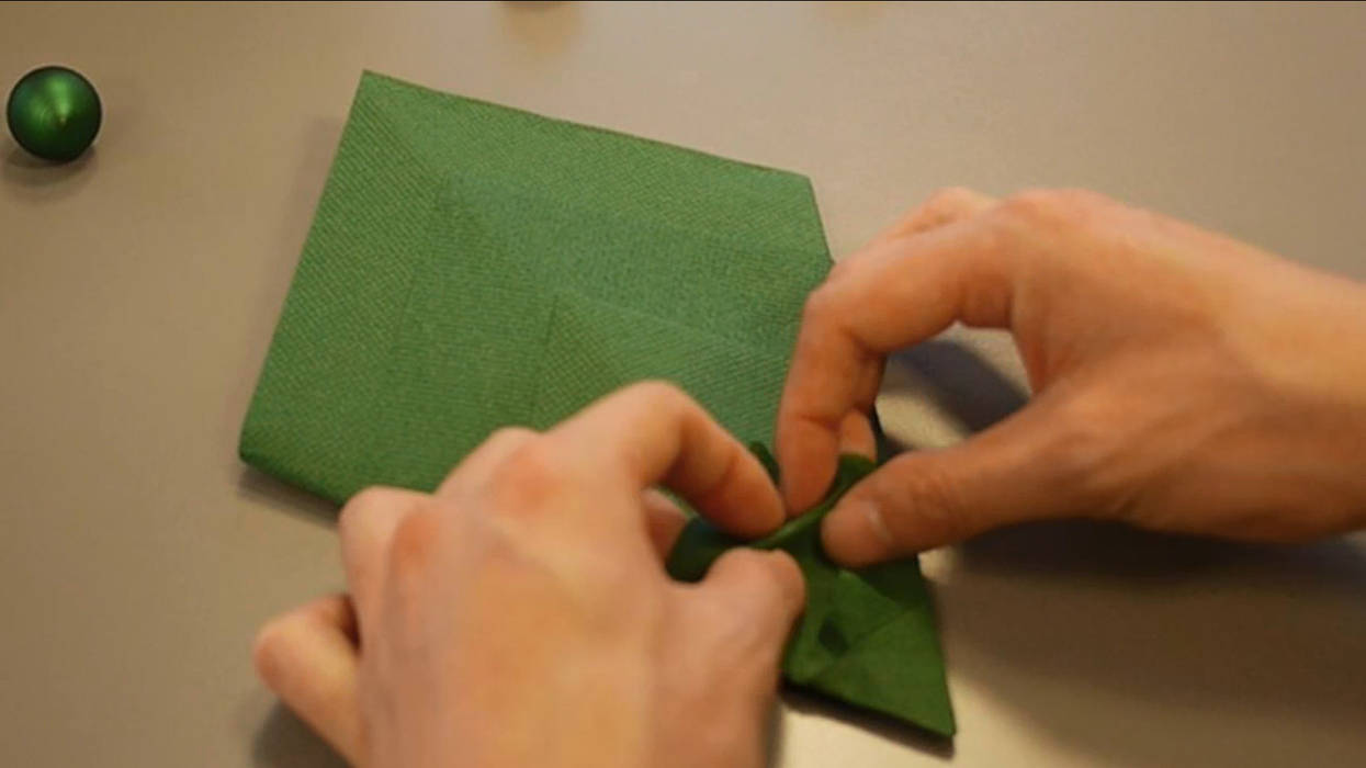 Christmas Tree Napkin Folding DIY Step 17 homify Minimalist dining room Paper Accessories & decoration