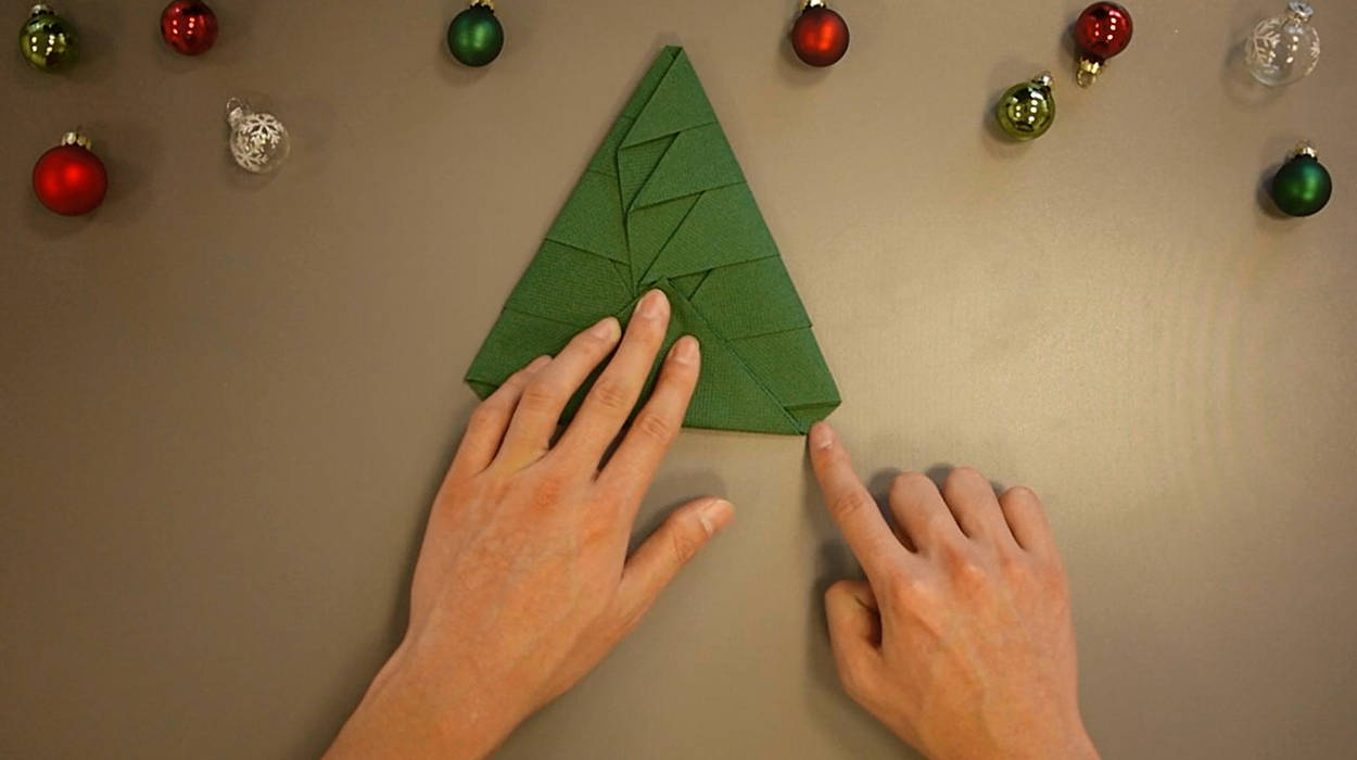 Christmas Tree Napkin Folding DIY Step 23 homify Minimalist dining room Paper Accessories & decoration
