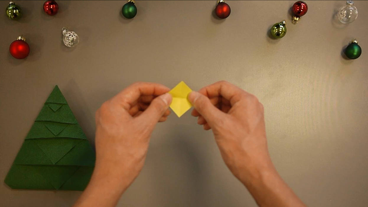 Christmas Tree Napkin Folding DIY Step 28 homify Minimalist dining room Paper Accessories & decoration