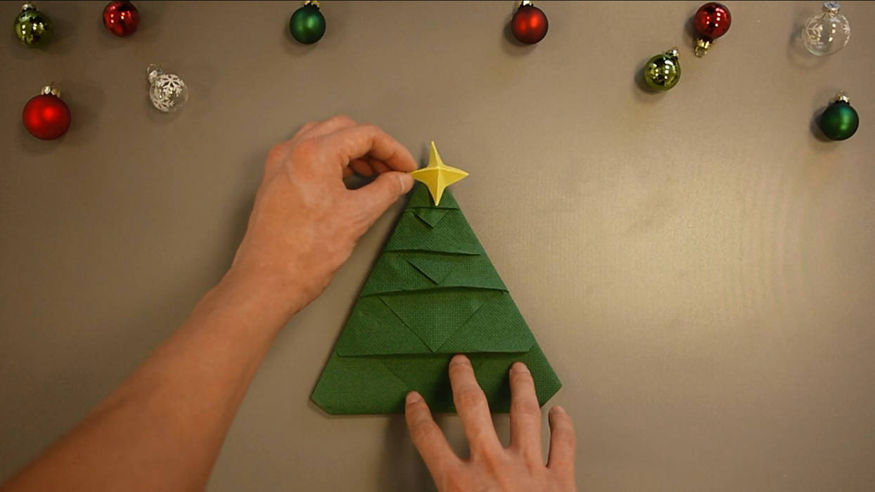 Christmas Tree Napkin Folding DIY Step 32 homify Minimalist dining room Paper Accessories & decoration