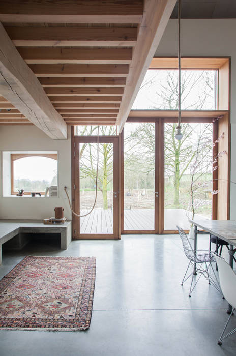 Jeanne Dekkers Architectuur verbouwd traditionele boerderij op bijzondere manier , JEANNE DEKKERS ARCHITECTUUR JEANNE DEKKERS ARCHITECTUUR Country style living room Concrete