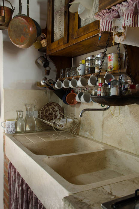 Cucina country con lavabo in pietra Pietre di Rapolano Cucina attrezzata Pietra lavandino,lavabo in pietra,lavabo doppio,lavello cucina,casa rustica