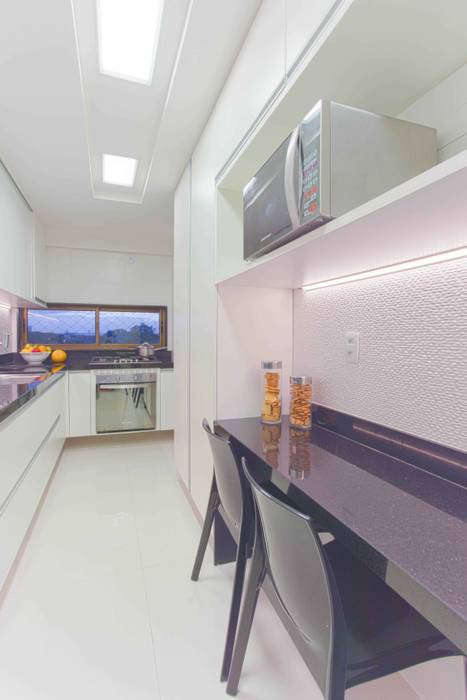 Cozinhas, Ju Nejaim Arquitetura Ju Nejaim Arquitetura Cozinhas clássicas MDF Mesa,Pisos,Construção,Piso,Madeira,corredor,Imobiliária,Teto,lar,Vidro