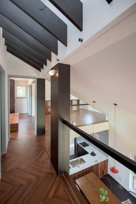 homify Modern Corridor, Hallway and Staircase