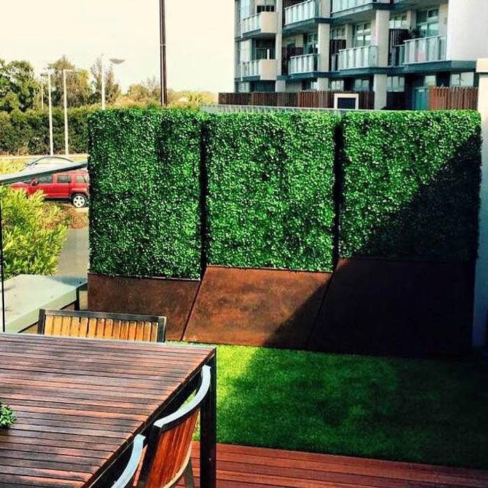 Artificial boxwood in planter Sunwing Industries Ltd Terrace house Plastic artificial hedges in planters, hedge walls, movable hedge walls