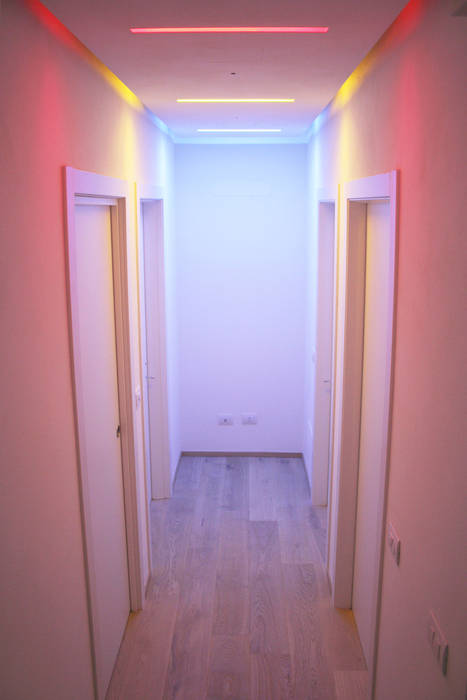 corridoio "mutevole" zona notte homify Ingresso, Corridoio & Scale in stile moderno Legno Effetto legno corridoio,zona notte,neon,neon colorati,luci mutevoli,parquet,controffitto,cartongesso,faretti Nulla,led,anni 70,radical design