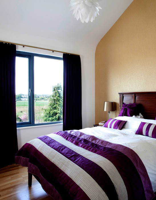 Master Bedroom ROEWUarchitecture Modern style bedroom Wood Wood effect bedroom,purple,golden