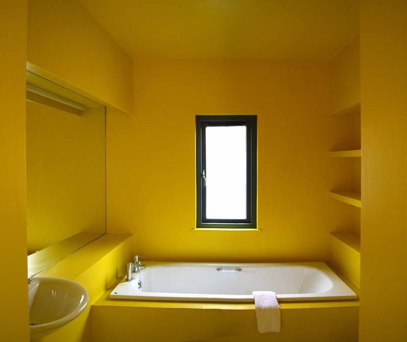 The Yellow Room ROEWUarchitecture Modern bathroom Wood-Plastic Composite yellow,bathroom,mood