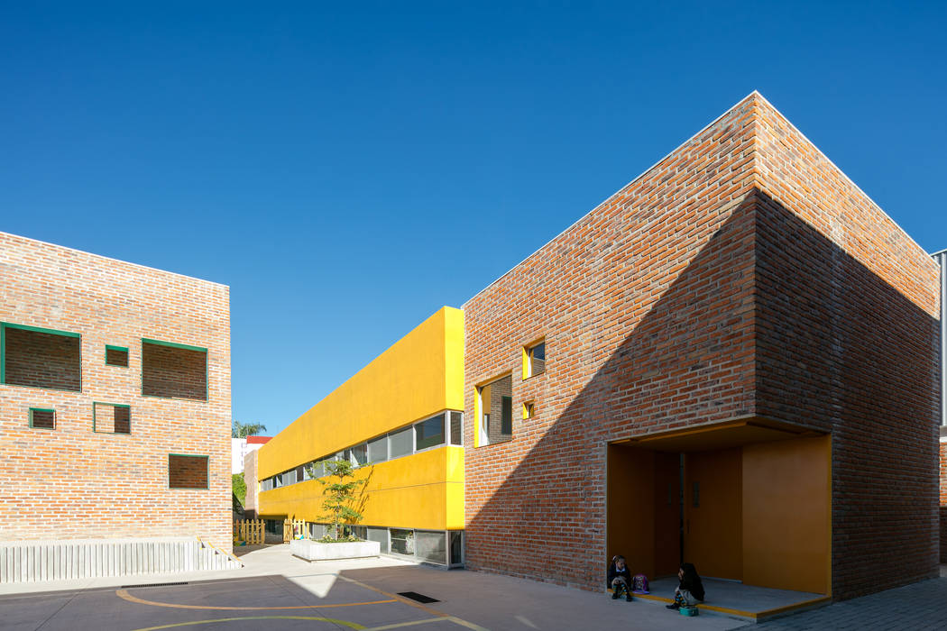 Taleny School, ARO estudio ARO estudio Balcones y terrazas modernos