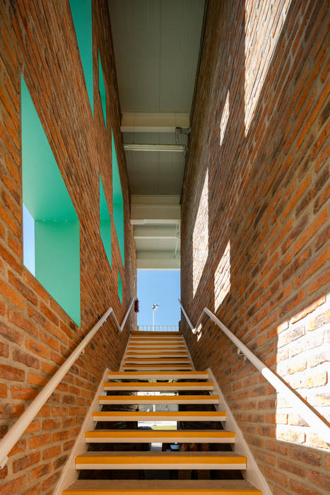 Taleny School, ARO estudio ARO estudio Modern corridor, hallway & stairs