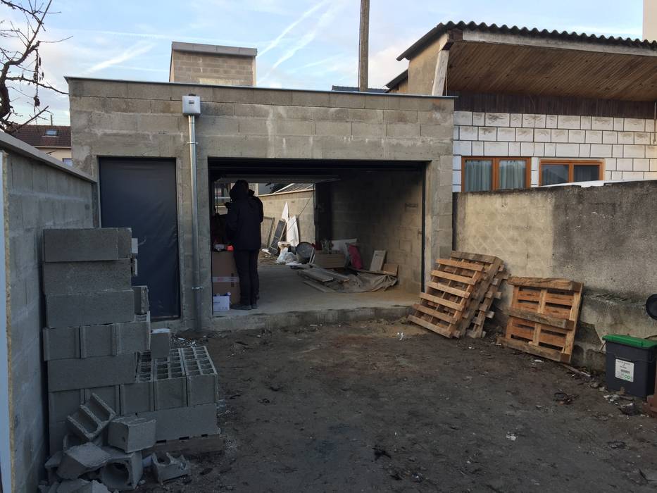 DEMOLITION, EXTENSION, SURELEVATION D'UNE MAISON INDIVIDUELLE. chantier en cours, Eric Rechsteiner Eric Rechsteiner 車庫/遮陽棚