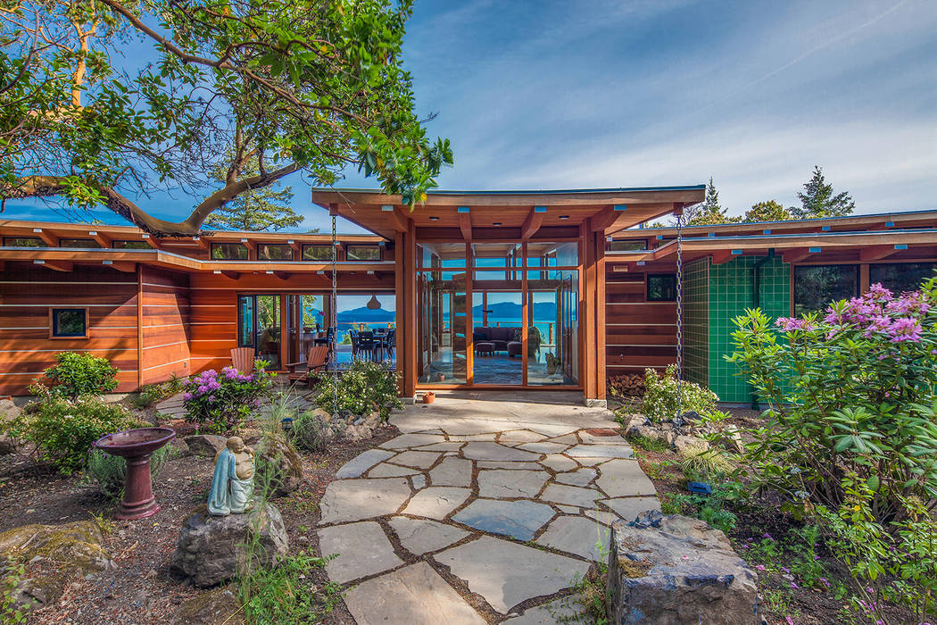 Arbutus House - Main Entry Helliwell + Smith • Blue Sky Architecture Modern houses