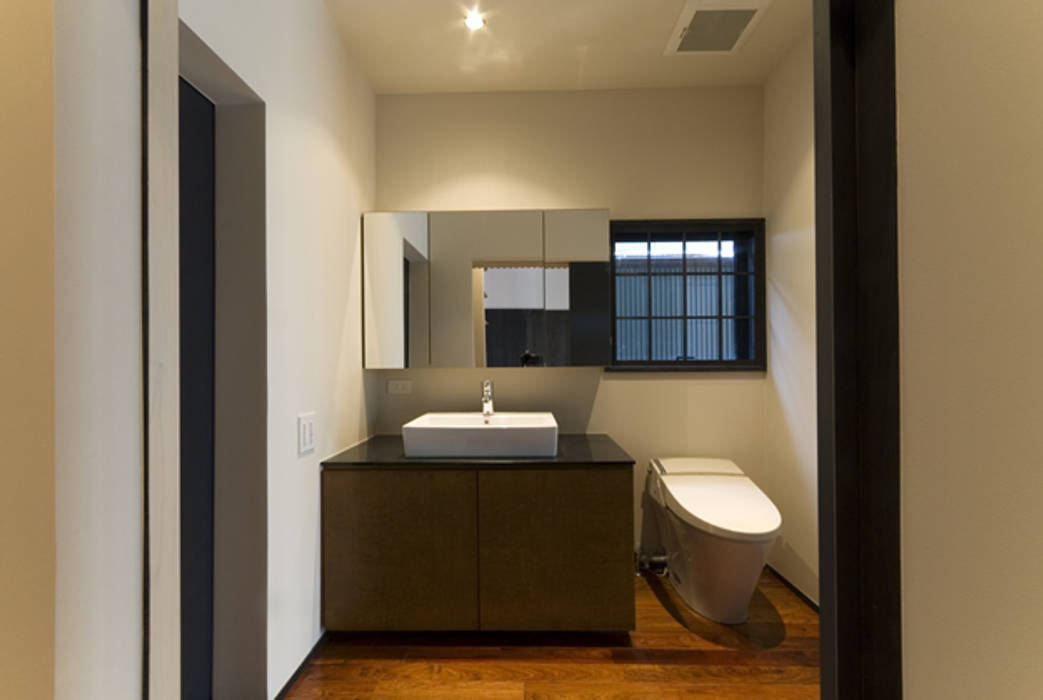 六角柱の家 洗面所 化粧室 森村厚建築設計事務所 和風の お風呂 木 木目調 Homify