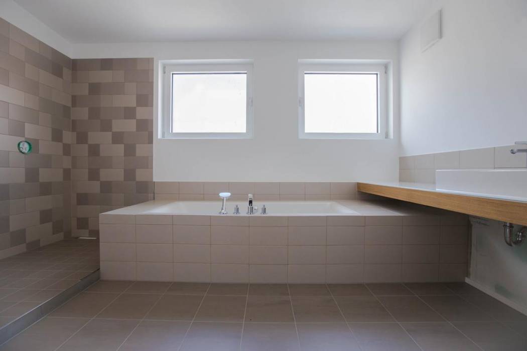 Badezimmer BPLUSARCHITEKTUR Moderne Badezimmer Eiche, Fliesenmuster, warme Farben