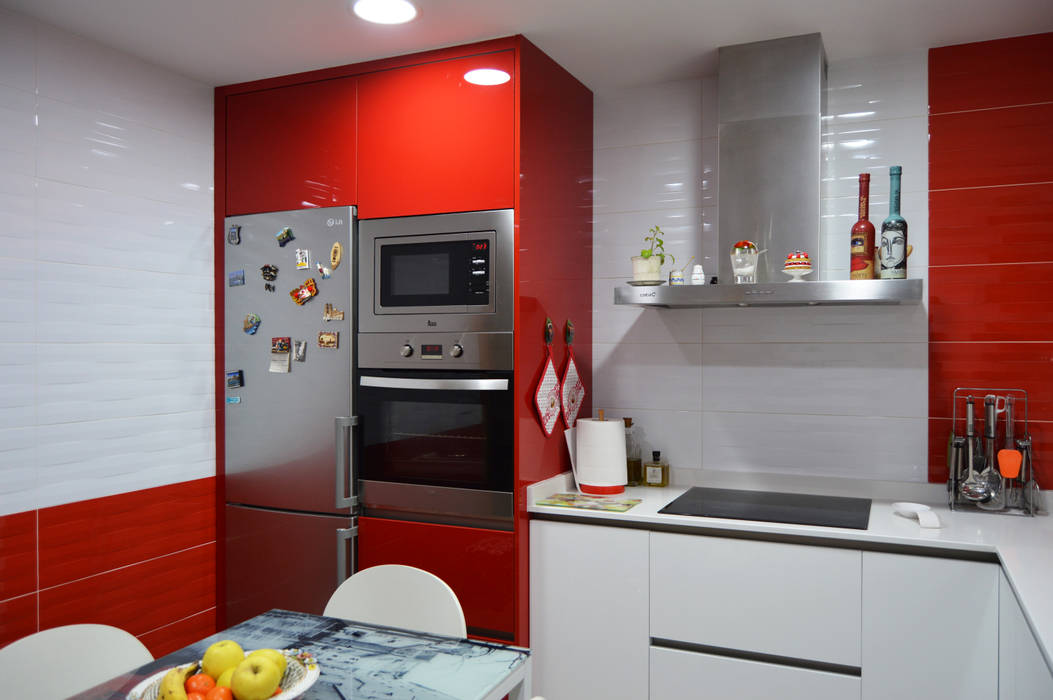 Rojo Ferrari, Estudio de Cocinas Musa Estudio de Cocinas Musa Кухня в стиле модерн