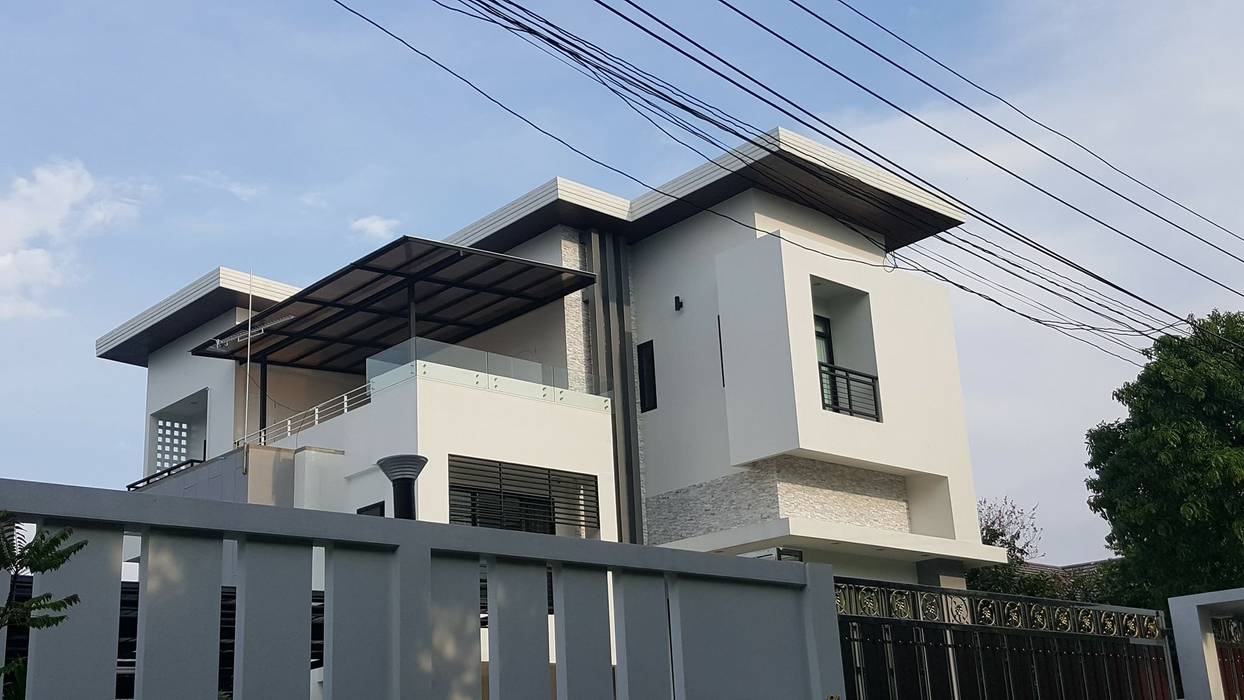 บ้านเดี่ยว 3 ชั้น, Adapstudio Adapstudio Modern Balkon, Veranda & Teras Beton