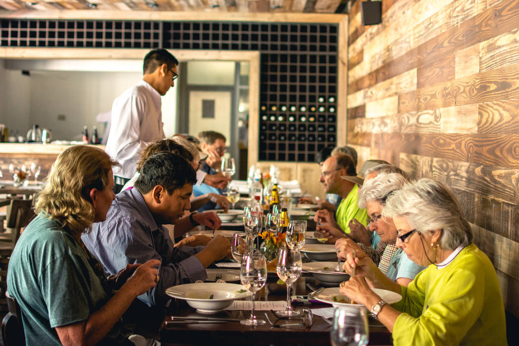 Restaurant Chullpi - Machupicchu, FRANCO CACERES / Arquitectos & Asociados FRANCO CACERES / Arquitectos & Asociados Comedores de estilo moderno Madera Acabado en madera