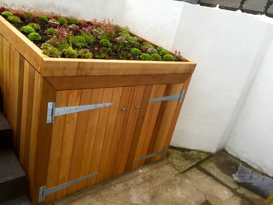 Funky Family Garden in Chiswick, GreenlinesDesign Ltd GreenlinesDesign Ltd Eclectische tuinen green roof shed,western red cedar,bespoke storage