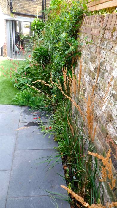 Funky Family Garden in Chiswick, GreenlinesDesign Ltd GreenlinesDesign Ltd Eclectic style garden old brick,moden lime stone,paving,astro turf