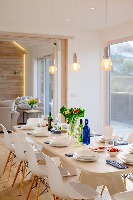 Treasure House, Polzeath | Cornwall, Perfect Stays Perfect Stays Ruang Makan Modern Dining room,lights,dining set,lighting,interior,wood clad,dining chairs,dining table,holiday home