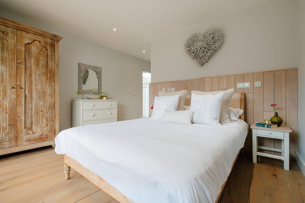 Treasure House, Polzeath | Cornwall, Perfect Stays Perfect Stays Chambre rustique bedroom,wood,rustic wood,luxury,holiday home,beach house