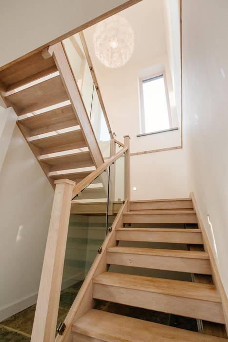 Treasure House, Polzeath | Cornwall, Perfect Stays Perfect Stays Pasillos, vestíbulos y escaleras de estilo rústico Staircase,wooden,rustic,glass,light,holiday home,beach house