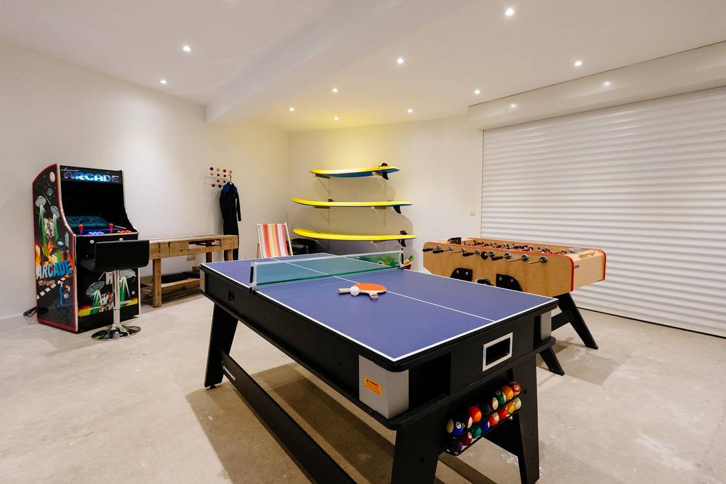 Treasure House, Polzeath | Cornwall, Perfect Stays Perfect Stays Phòng trẻ em phong cách hiện đại Games room,table tennis,children,table football,holiday home,garage