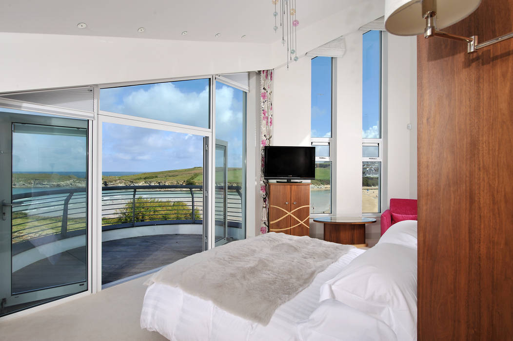 Sea House, Porth | Cornwall, Perfect Stays Perfect Stays Eclectic style bedroom Bedroom,modern,balcony,beach views,sea views,holiday home,master bedroom