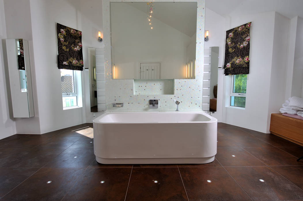 Sea House, Porth | Cornwall, Perfect Stays Perfect Stays Eklektyczna łazienka Bathroom,ensuite,freestanding bath,back to wall bath,holiday home,beach house,luxury