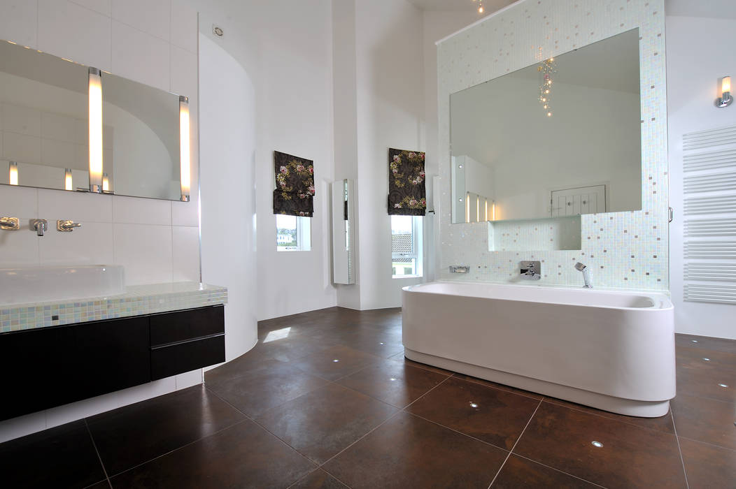Sea House, Porth | Cornwall, Perfect Stays Perfect Stays Baños de estilo ecléctico Bathroom,ensuite,freestanding bath,back to wall bath,wall hung basin,holiday home,beach house