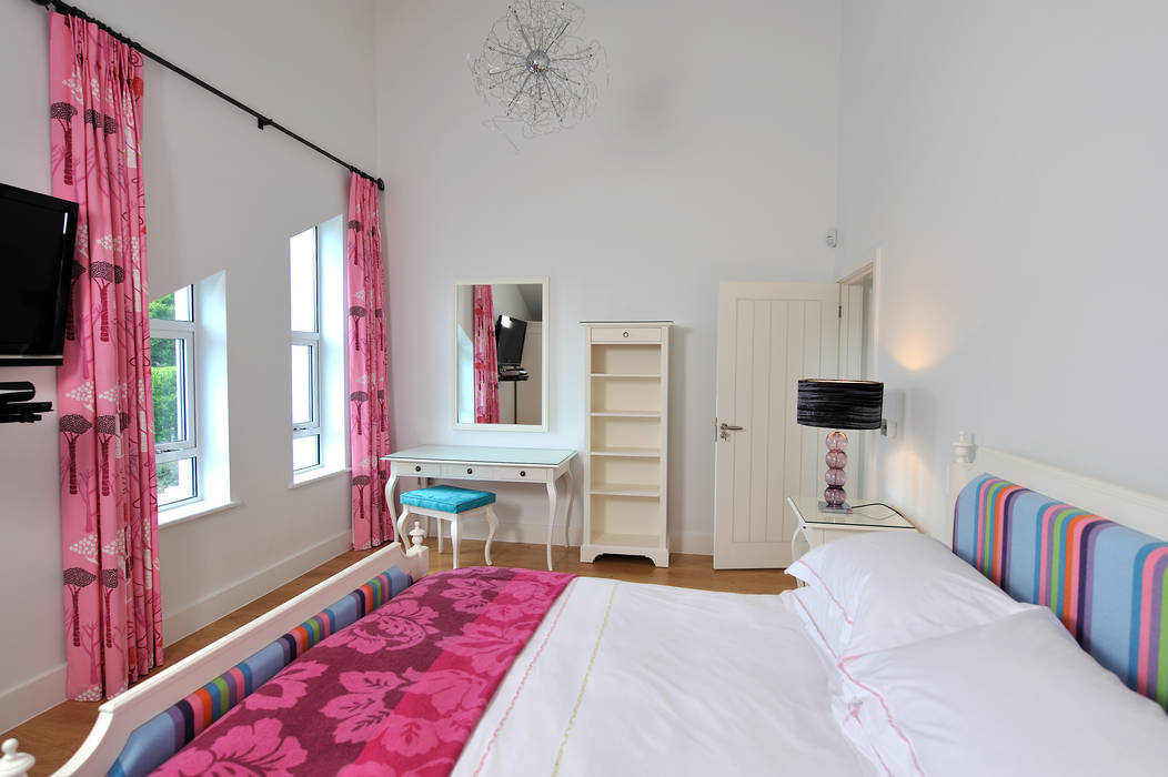 Sea House, Porth | Cornwall, Perfect Stays Perfect Stays Dormitorios de estilo ecléctico Bedroom,holiday home,pink,interior,holiday homes,beach house