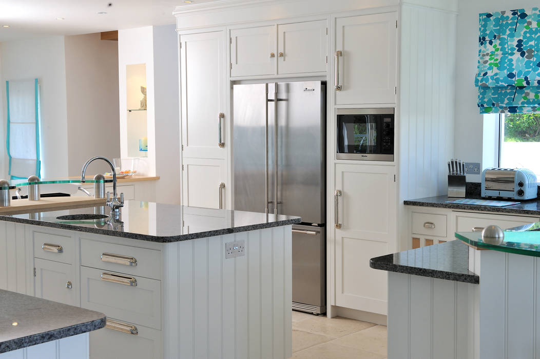 Sea House, Porth | Cornwall, Perfect Stays Perfect Stays Cocinas eclécticas kitchen,holiday home,fridge,freezer,white kitchen,interior,internal,luxury,beach house