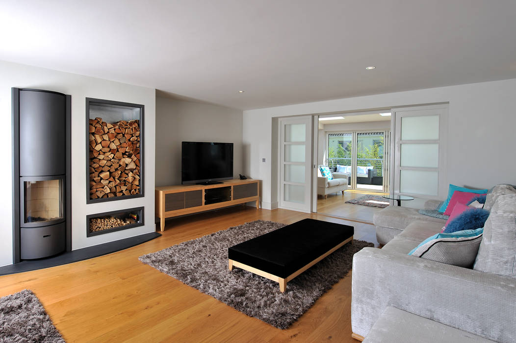 Sea House, Porth | Cornwall, Perfect Stays Perfect Stays Salones de estilo ecléctico living room,wood burner,wooden flooring,sliding doors,interior,luxury,holiday home,beach house