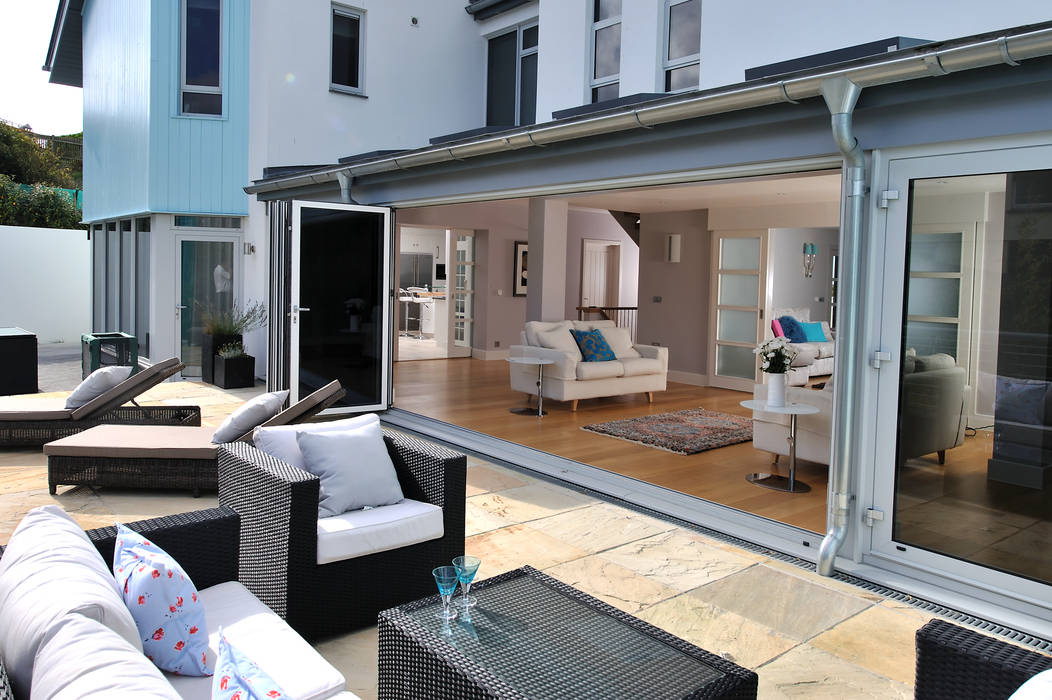 Sea House, Porth | Cornwall, Perfect Stays Perfect Stays Eclectic style houses Decking,patio,outdoor dining,outside dining,outside furniture,holiday home,beach house,sliding doors,patio doors