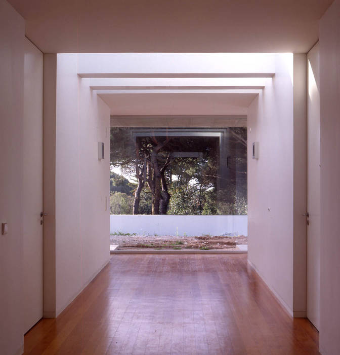 House in Estoril, Pedro Mendes Arquitectos Pedro Mendes Arquitectos Minimalist corridor, hallway & stairs