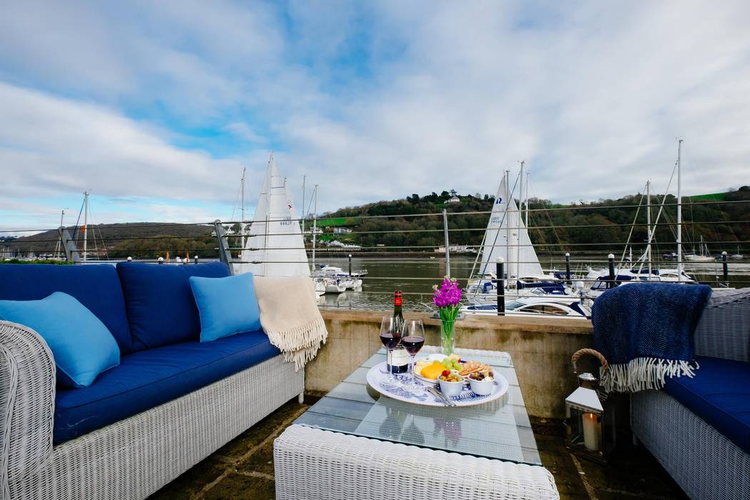 homify Casas de estilo ecléctico Sea views,River Dartmouth,boats,outside dining,outside furniture,holiday home