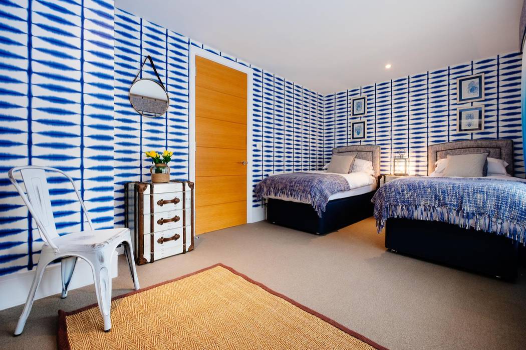 homify Eclectic style bedroom bedroom,blue wallpaper,bedroom furniture,holiday home