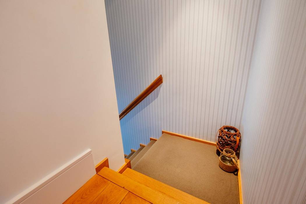 homify Коридор, прихожая и лестница в эклектичном стиле hallway,stairs,wooden,wallpaper,holiday home