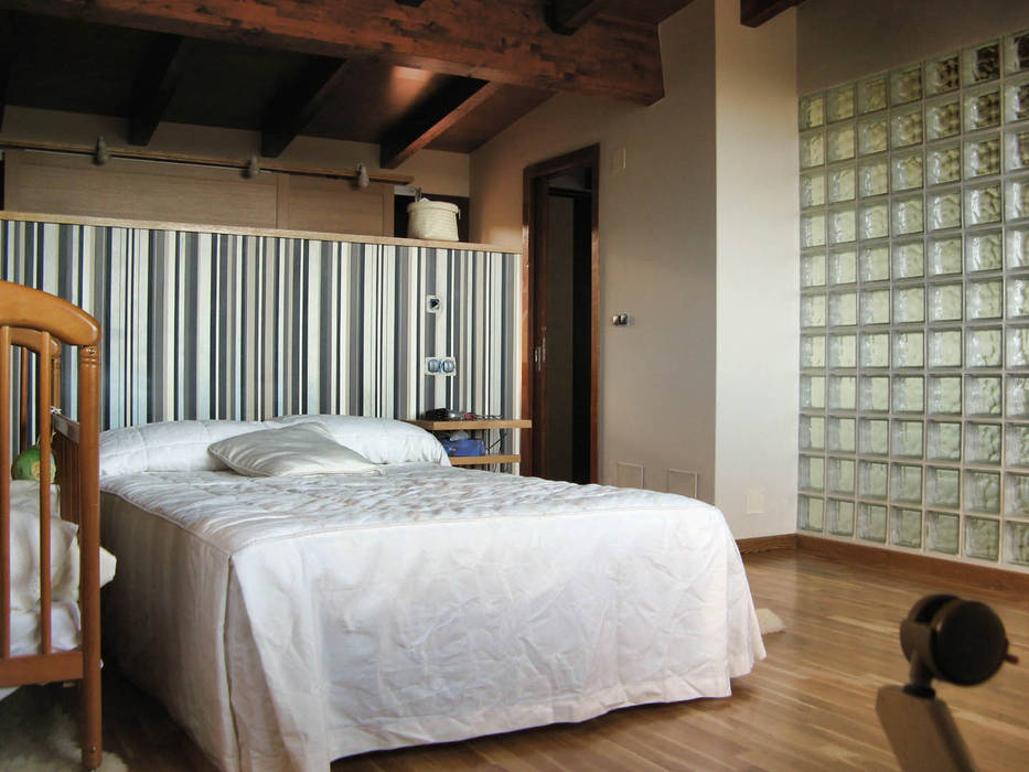 VIVIENDA UNIFAMILIAR EN SADA, Intra Arquitectos Intra Arquitectos Classic style bedroom