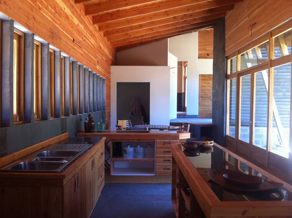 Cabaña Olmué_interior en obra detalle cocina_alejandra corral_arquitectura Alejandra Corral - Arquitectura Paredes y pisos de estilo rural Pizarra