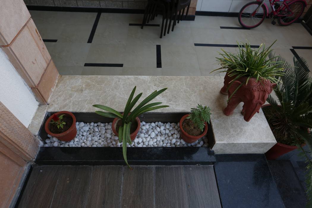Landscaping RAVI - NUPUR ARCHITECTS Modern corridor, hallway & stairs Materials,wooden tiles