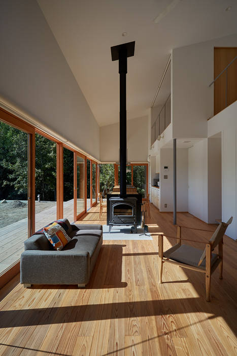 湖沼に建つ家, toki Architect design office toki Architect design office Modern living room Wood Wood effect