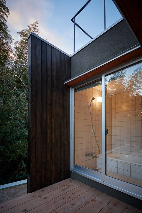 湖沼に建つ家, toki Architect design office toki Architect design office Salle de bain moderne Tuiles