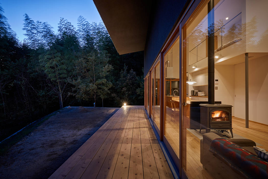 湖沼に建つ家, toki Architect design office toki Architect design office Modern Terrace Wood Wood effect