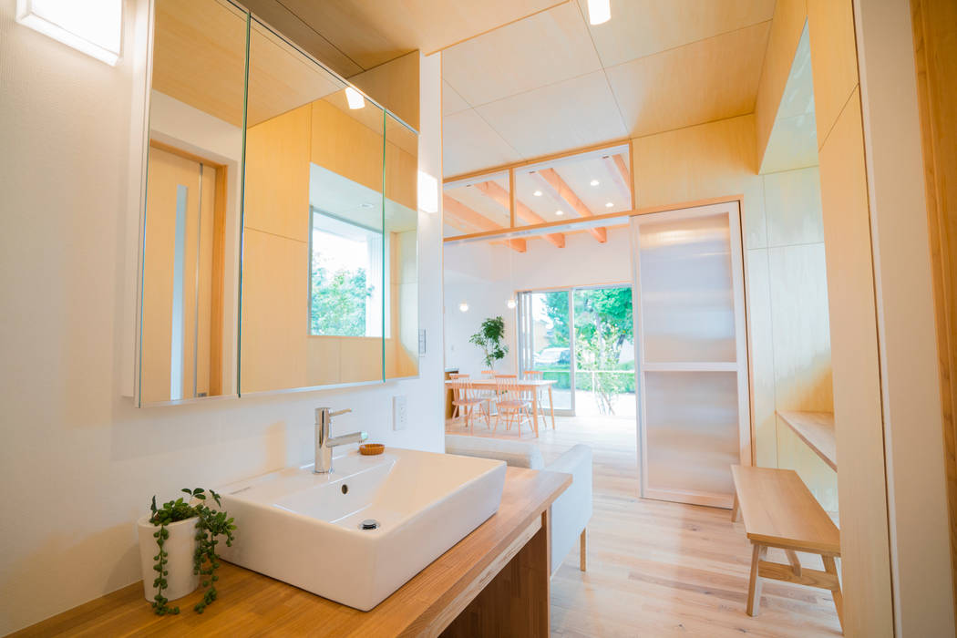 公園前の２世帯の住まい, m+h建築設計スタジオ m+h建築設計スタジオ Modern bathroom Wood Wood effect