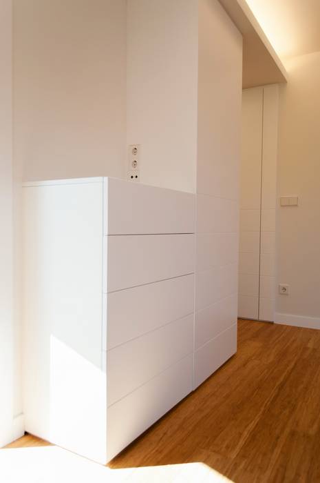 REFORMA INTEGRAL DE PISO, Intra Arquitectos Intra Arquitectos Dormitorios de estilo minimalista Armarios y cómodas